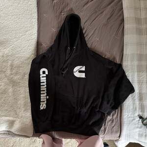 JH Design Group Men's Cummins Logo Black Pullover Hoodie Sweatshirt